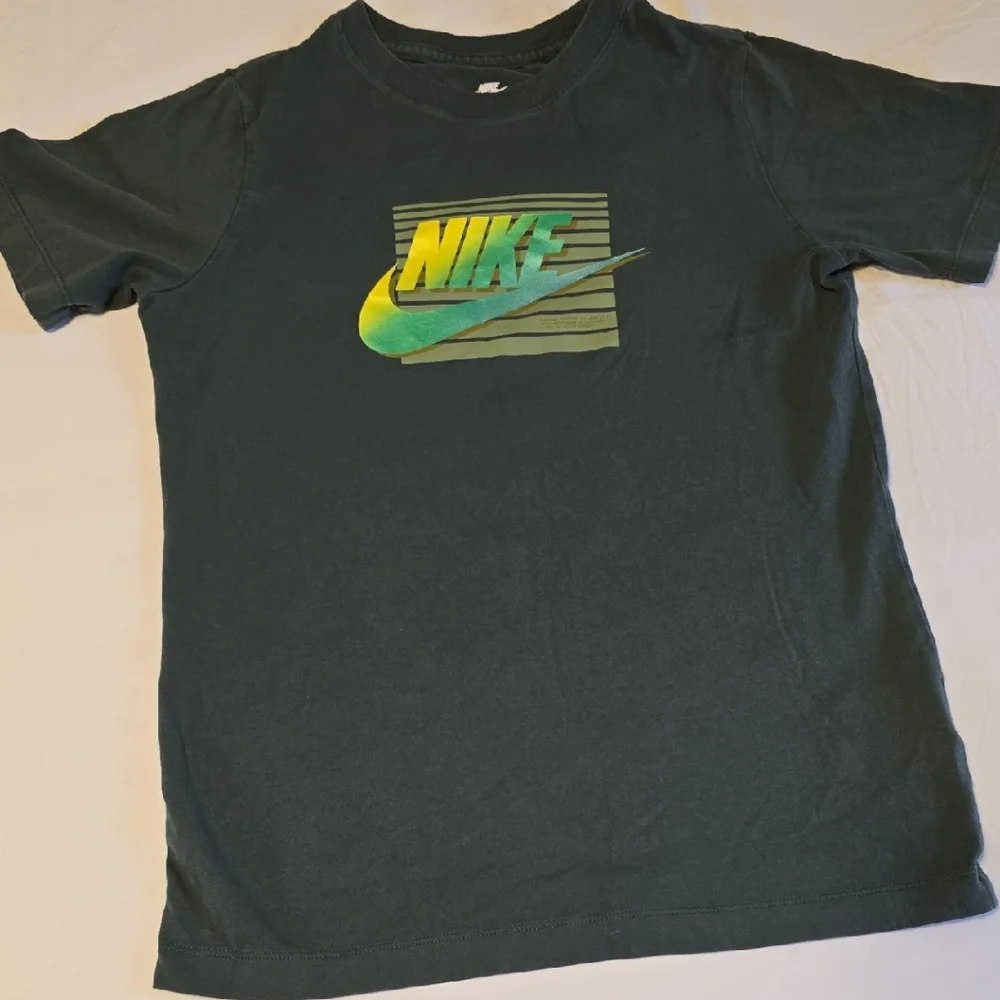 Nike Kids Graphic T-Shirt Forest Green Yellow Green Gradient Logo Size Large L